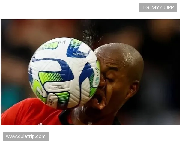 于小脸偶遇足球明星的奇妙瞬间与梦想交汇的故事