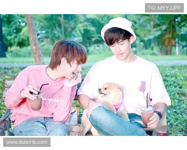 足球明星浪漫吻戏视频大揭秘球场之外的甜蜜瞬间与情感交流